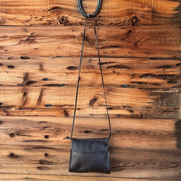 Vintage Handbags - VINTAGE | Classic Black Genuine Leather Crossbody Bag
